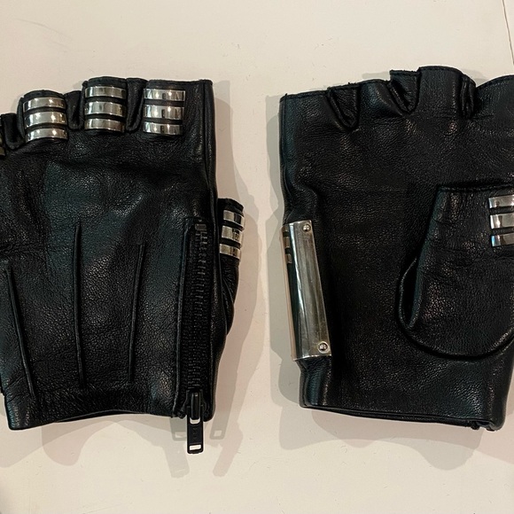 MAGESTY BLACK Leather Gloves with Silver Details - Picture 3 of 3